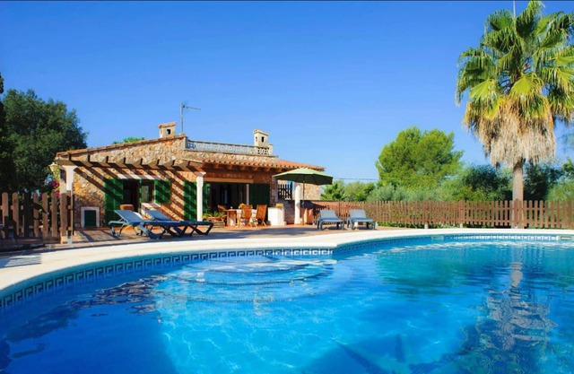 Villa Andaluza with Wi-Fi, swimming pool, terrace and garden, parking available on the property