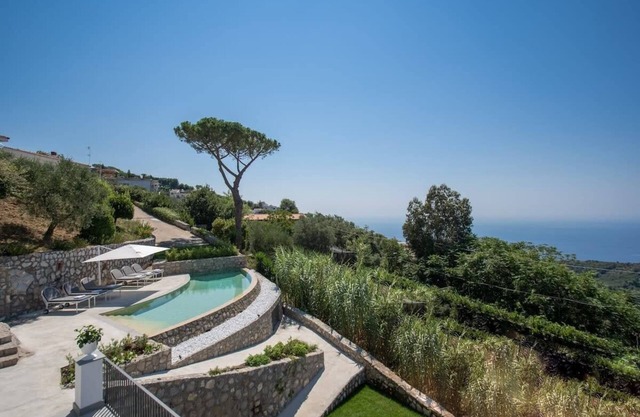 Villa Andrilla: Infinity Pool by Feeling Italy