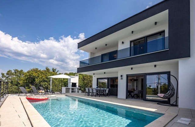 Villa Aris with heated pool & Seaview