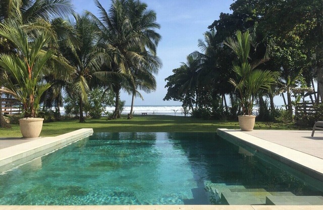 Villa Assinie on the beach in Esterillos