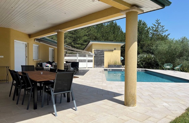 Villa Avec Piscine au Cœur de Larmagnac