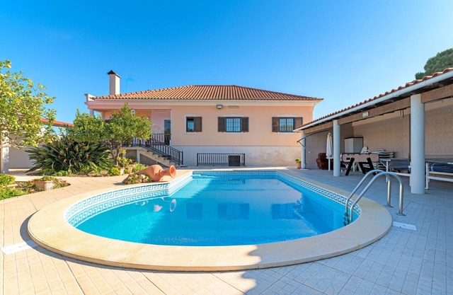 Villa 'Beautiful Deluxe 4 Bedroom' with Private Pool, Private Garden and Wi-Fi