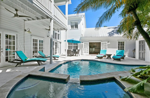 VILLA BELLA - AN EXCEPTIONAL 5/4 ISLAND HOME-Convenient to Old Town