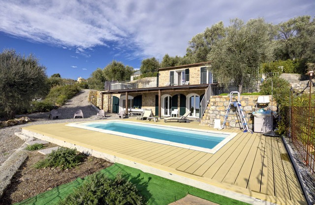 Villa Bionda sleeps 7 with private pool & large garden