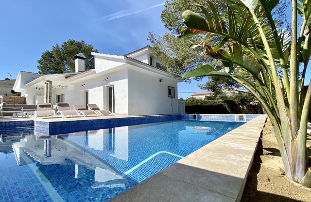Villa Bouganvilla luxury villa with air-con, & private swimming pool ideal for families