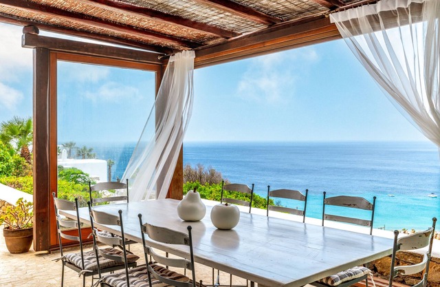 Villa "Calma Beach House" with Private Terrace & Wi-Fi