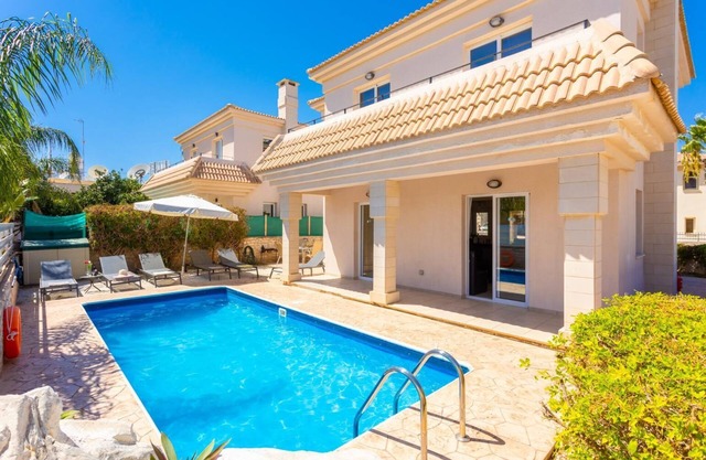 Villa Claudia - Three Bedroom Villa, Sleeps 6
