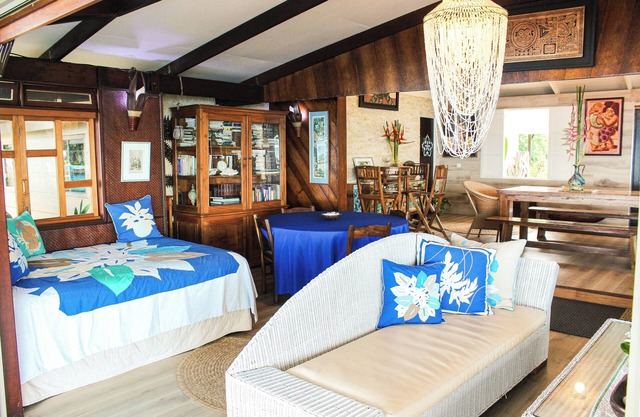 VILLA COCO LAGOON 3-bedroom amazing beach front villa in Punaauia with AC, WiFi.