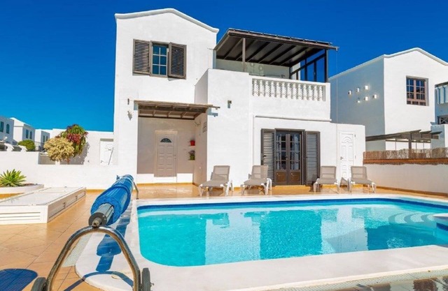 Villa Colonia, Fabulous Luxury Villa 5 min beach, skyTV, h/pool, BBQ & more!