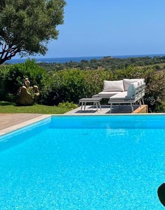 Villa con piscina e vista mare