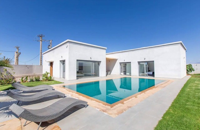 Villa Coquelicot - Luxury, Comfort and Serenity with Heated Pool and Spa