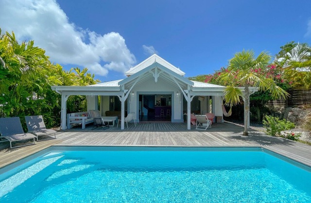 Villa Corail, pool, garden, secure access and close to beach and center