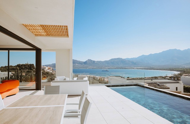 Villa d' Architecte Avec Superbe vue sur la Baie de Calvi, Entre mer et Montagne