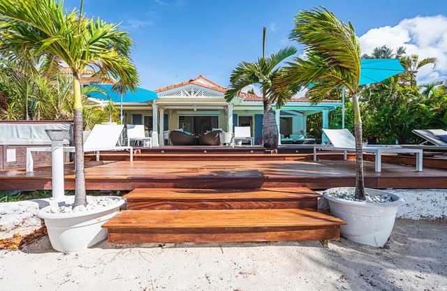 Villa de luxe à Saint-François avec piscine privée et vue mer.