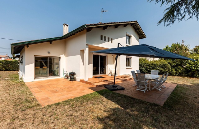 Villa De Monzie – Comfort, Charm, and Tranquility in the Heart of Bazas