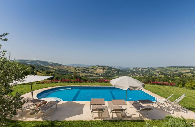 Villa del Cucco, country house with pool near Fossombrone, 30 minutes from the Adriatic coast