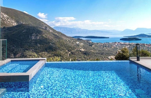 Villa "Desun Suites Grey" with Sea View, Pool & Wi-Fi