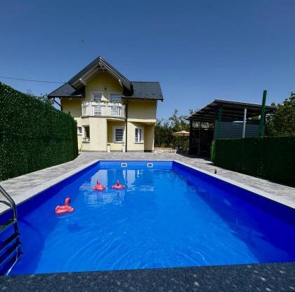 Villa E&M