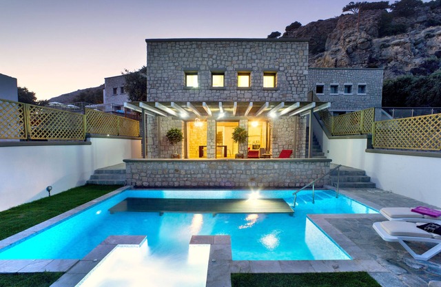 Villa Ellie - Hydro massage, Private Pool, AC & WiFi