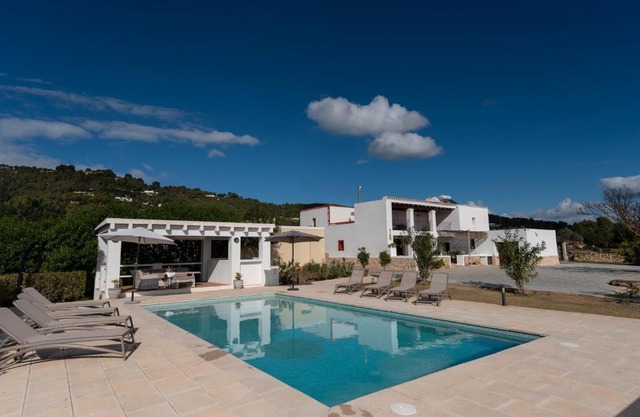 VILLA ES CUBELLS COUNTRY & SEA
