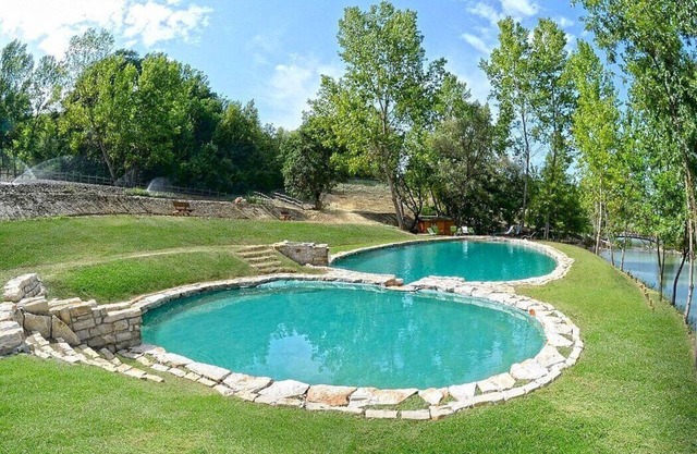 Villa Fattorina Grande: A spacious and welcoming age-old estate surrounded by the greenery, with Free WI-FI.