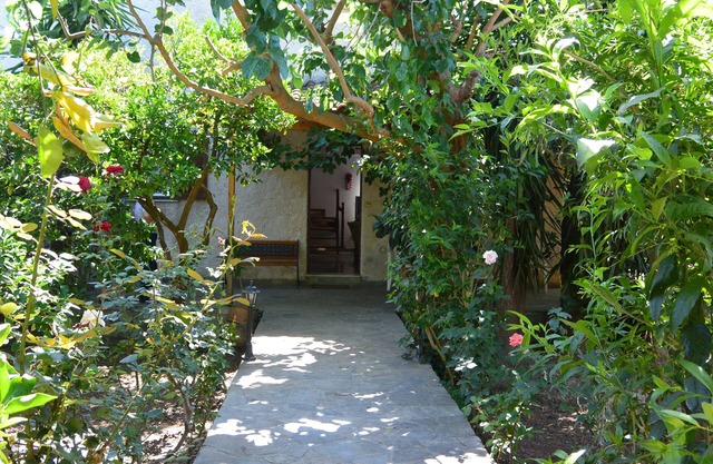 Villa Flora ,3 bedrooms,2 bathrooms ,living room, 12 min by car to Chania center