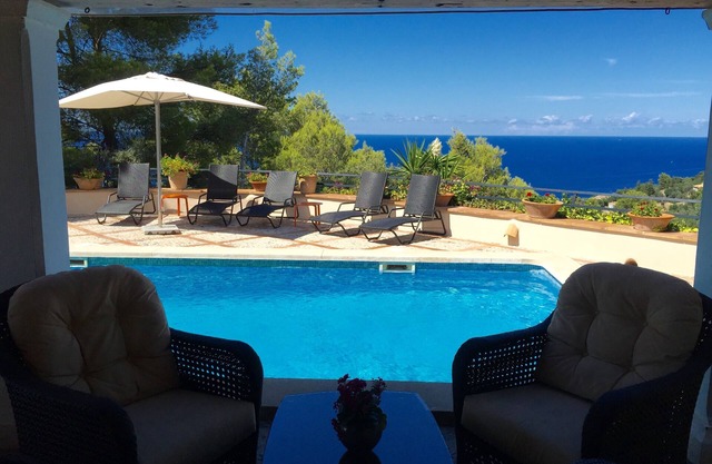 Villa for 10 + 2 chd (-12) with Astonishing Sea Views and optional Heated Pool.
