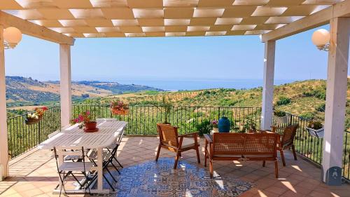 villa immersa in oliveto vista mare