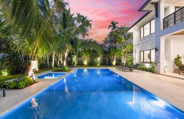 Villa in Coral Gables with Pool Jacuzzi Game Room