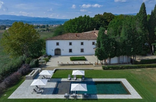 Villa in Florence with 9 bedrooms sleeps 18