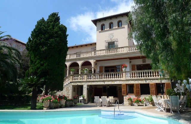 Villa in the center of Palma with pool and garden