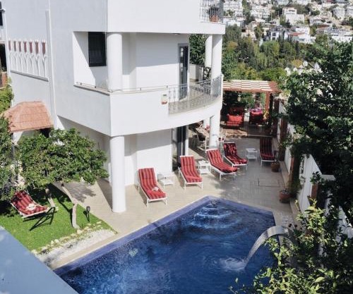 Villa Kirmizi Lale, Private Pool, Gardens, Very Close to Town - No Need for Taxi