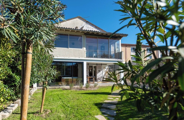 Villa l'échappée verte house surrounded by greenery right in the center of town