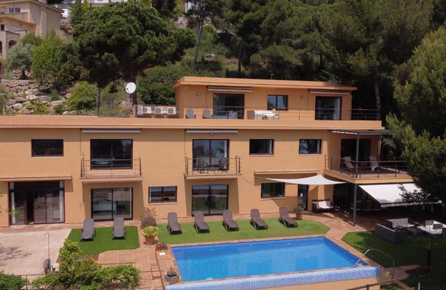VILLA LA CALA with swimming pool & sea view, 10 min walk from the sea
