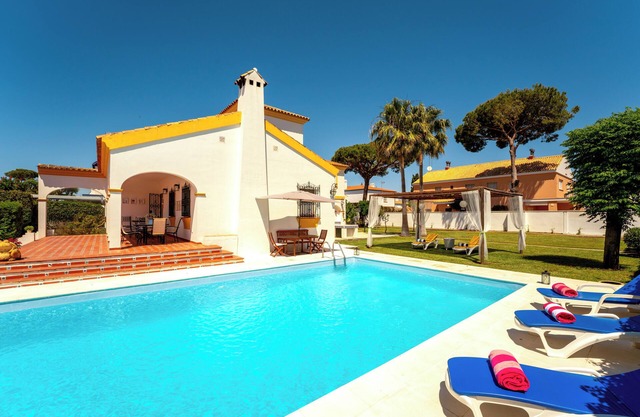 Villa La Caleta: Pool, Spacious Garden, BBQ, Near Golf & Family Friendly