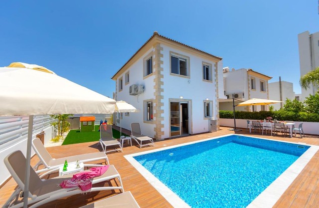 Villa Lantos Central Protaras