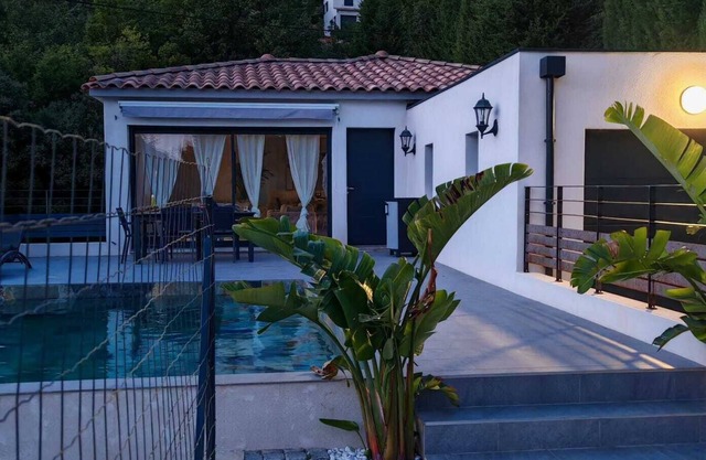 Villa 'Le Ruisseau' with Mountain View, Wi-Fi and Air Conditioning