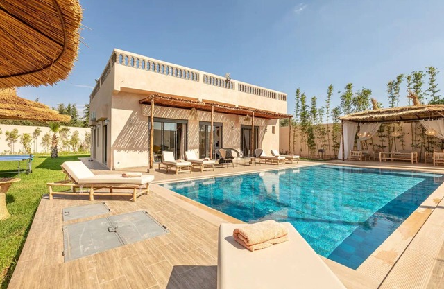 Villa Leila: Modern Oasis of Relaxation with Heated Pool and Landscaped Garden