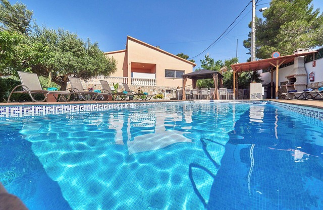 VILLA LLUNA, RESORT IN THE NATURE, SWIMMING POOL, SPA, BILLIARDS AT 12 KM.SITGES(BARCELONA)