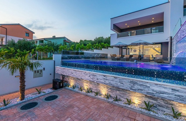 Villa Lorena mit Geheiztem Pool, Jacuzzi, Sauna und Meerblick