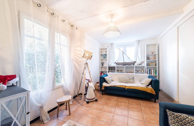 Villa 'Maison Type Canetoise' with Private Terrace, Wi-Fi and Air Conditioning