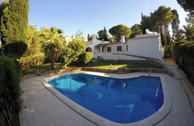 Villa Mediterránea con Piscina Cerca a la Playa