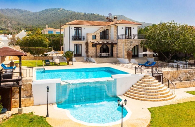 Villa Minoas - Four Bedroom Villa, Sleeps 10