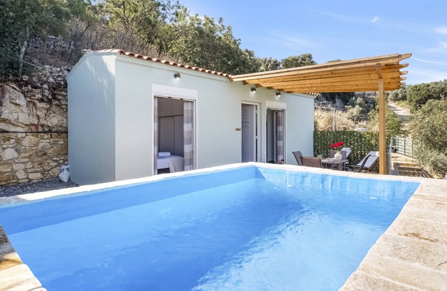 Villa "Μyrsini" with Sea View, 2 Private Terraces, Private Pool & Wi-Fi