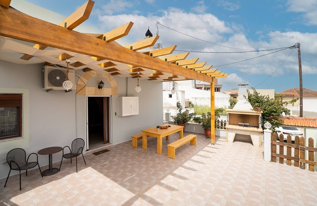 Villa 'Nikolaos' with Sea View, Wi-Fi and Air Conditioning