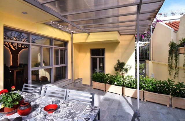 VILLA OLIVIA PHILOPPAPOU: Near Acropolis.