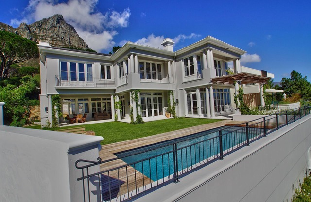 Villa Olivia - Spacious 4-bedroom villa in amazing Camps Bay