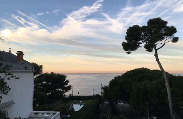 Villa on the Sea, Kennedy ledge
