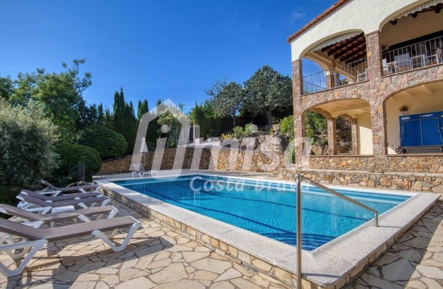 Villa Paradise: Your private escape, a stone's throw from it all!