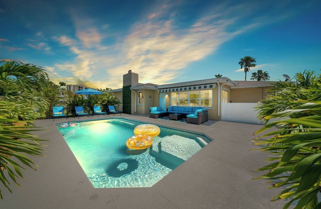 Villa Paradisus. Heated Pool! 6 min to the beach